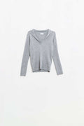 Suéter de canalé con cuello gris y mangas largas