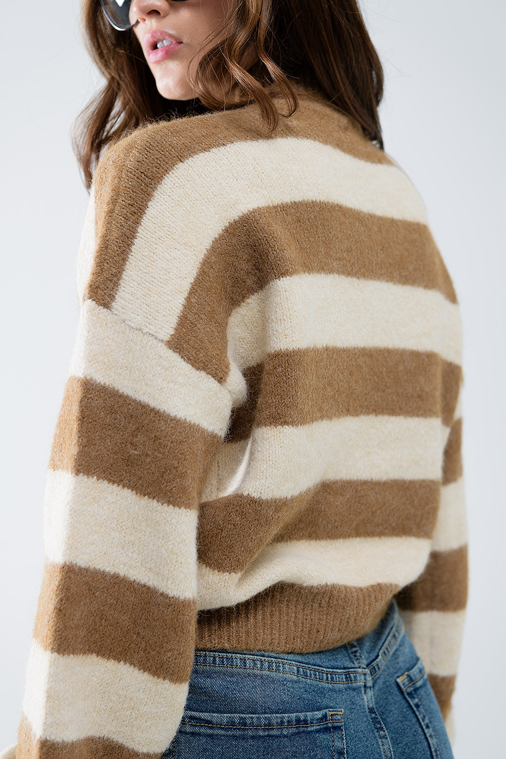 Suéter de cuello alto de rayas beige