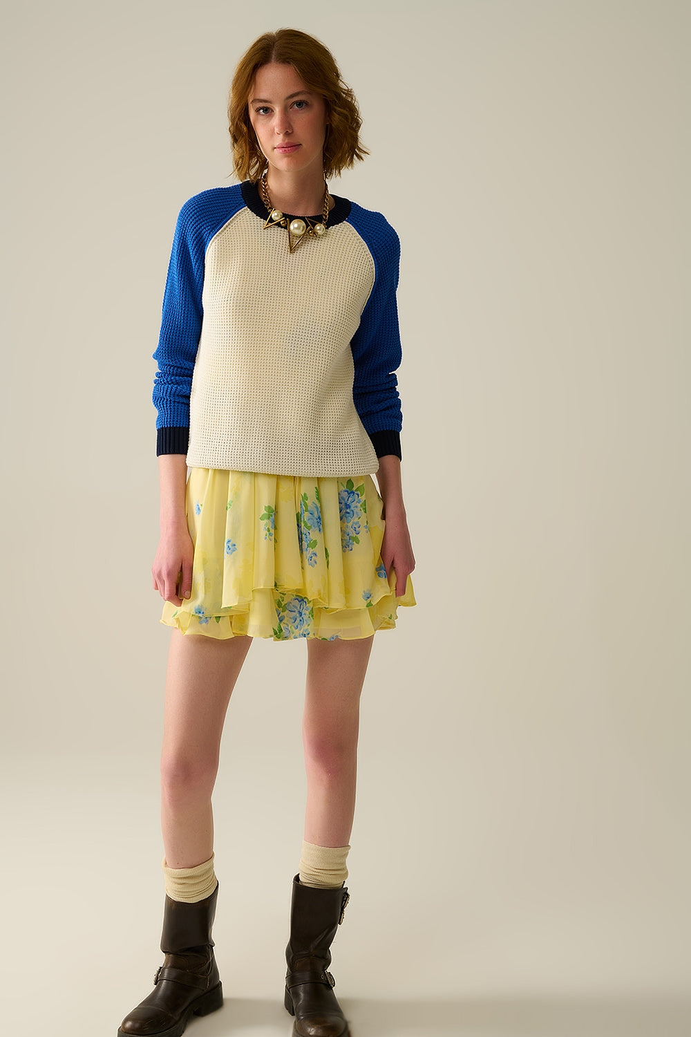 suéter de punto con punto musgo y mangas contrastantes en azul