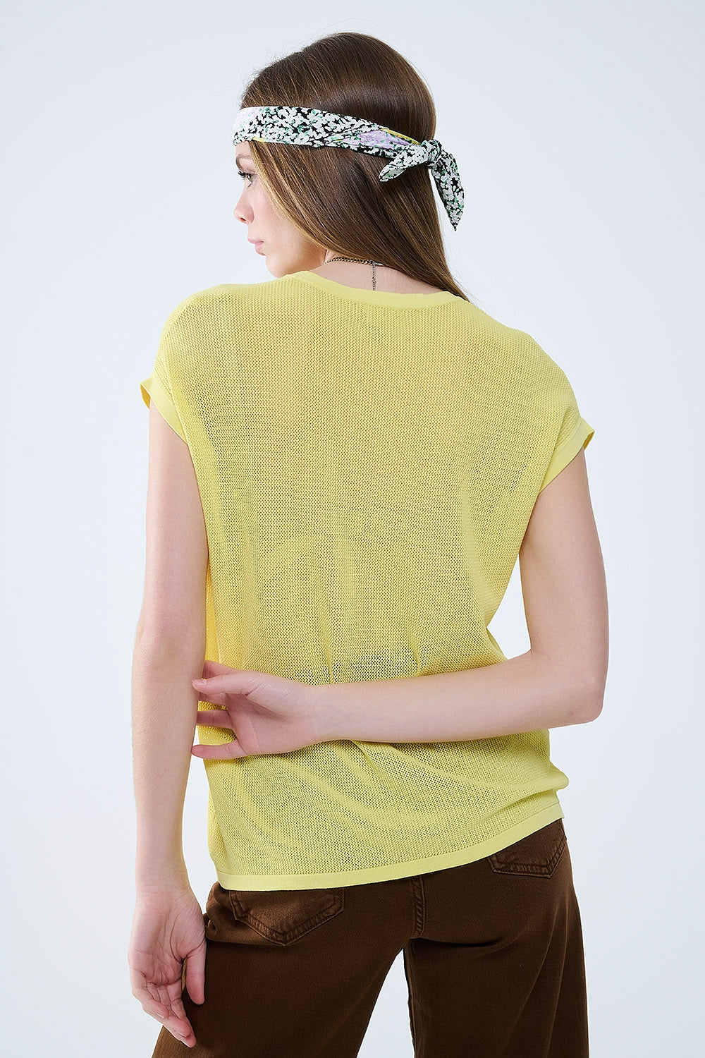 suéter de punto de rejilla en color amarillo