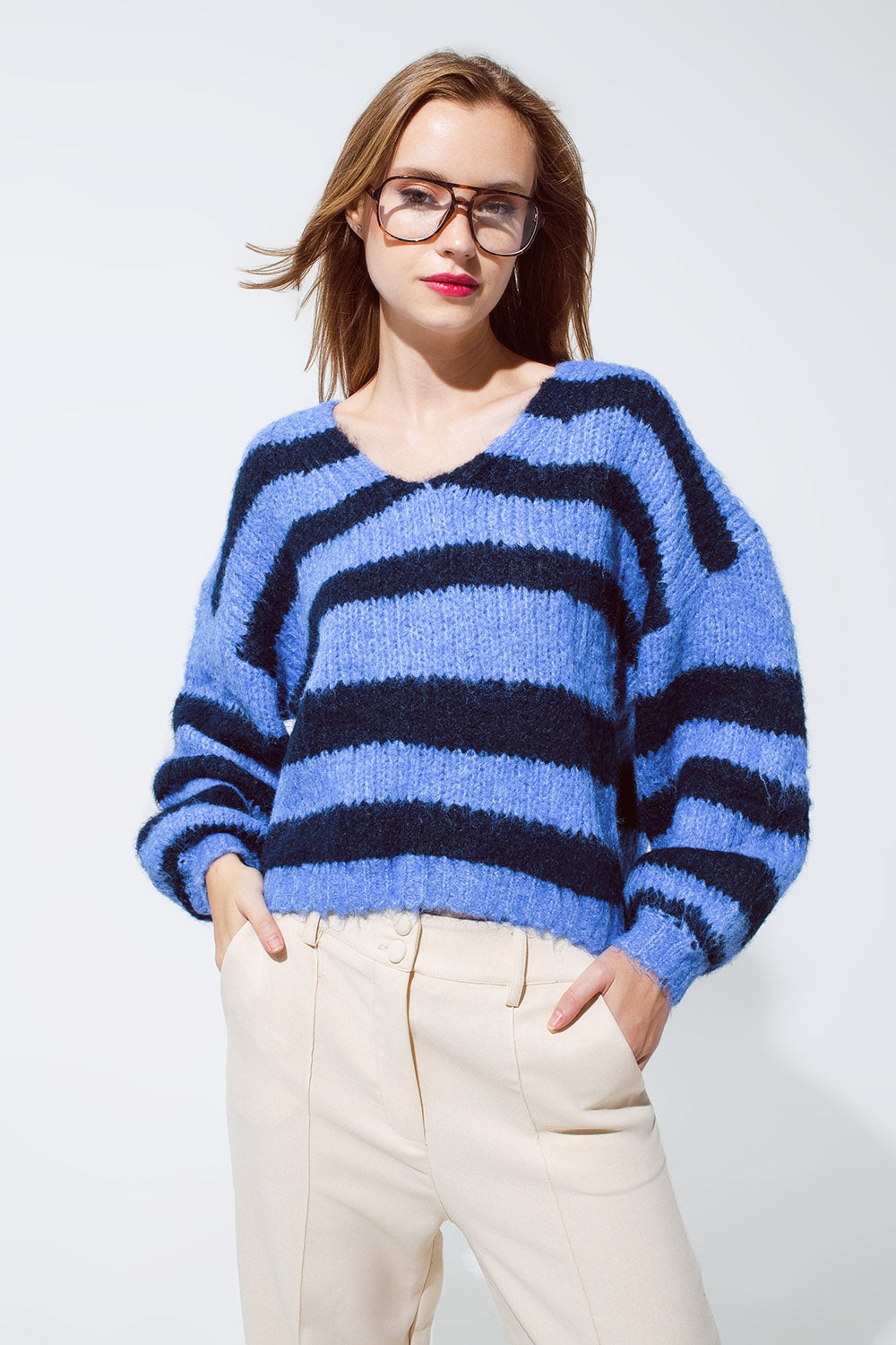 suéter extragrande de rayas azules y negras con textura de punto esponjoso y cuello en V