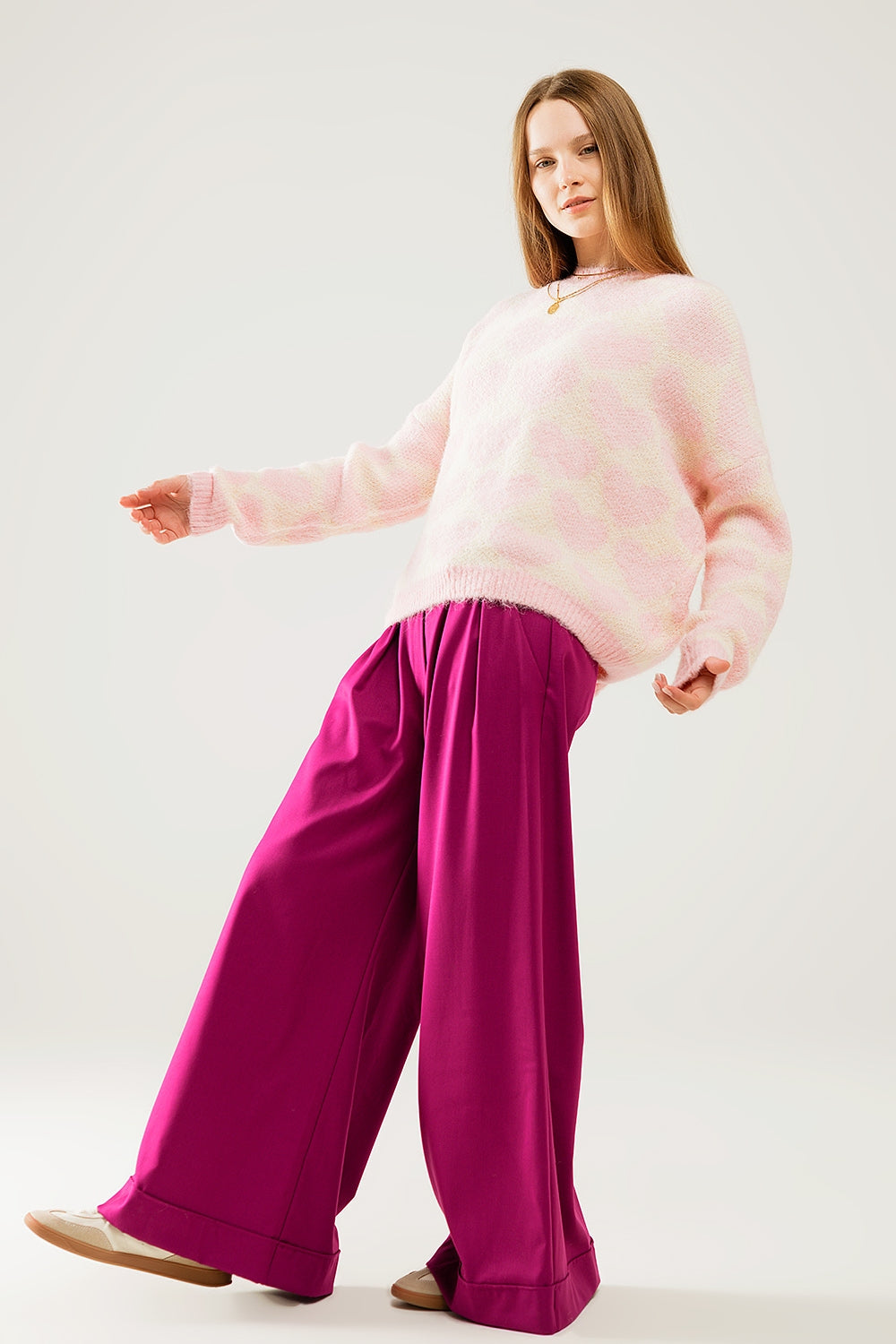 Suéter extragrande súper suave en color crema con corazones rosas por todas partes