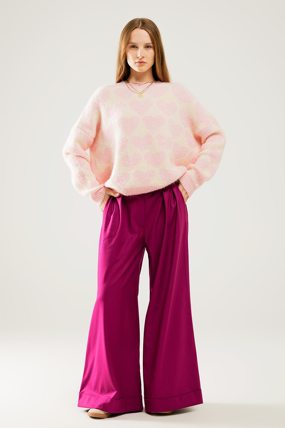 Suéter extragrande súper suave en color crema con corazones rosas por todas partes