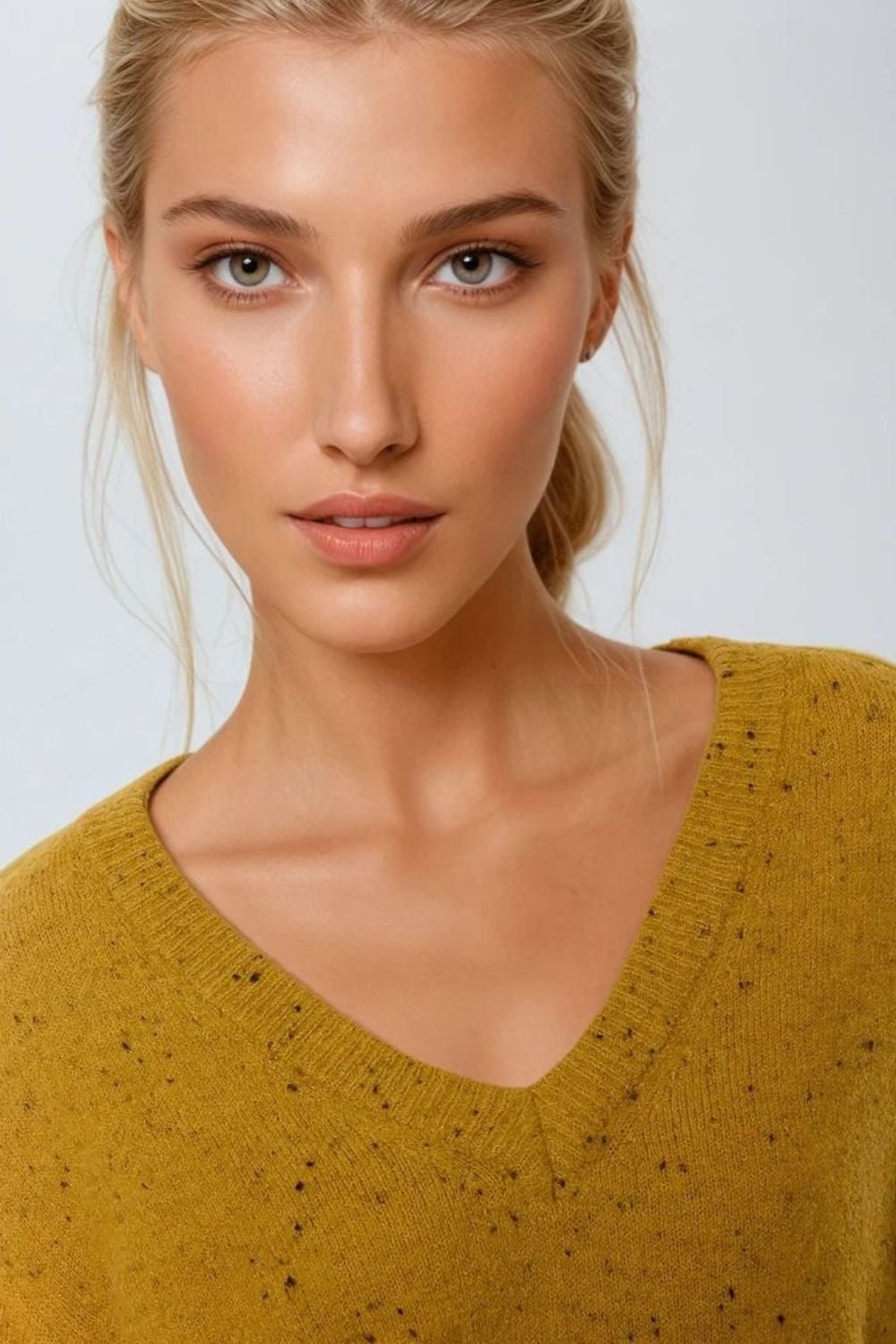 Suéter moteado de cuello de pico y corte relajado en amarillo mostaza