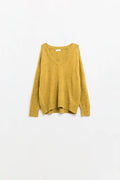 Jersey de punto con mezcla de lana en color amarillo mostaza y textura moteada, sobre fondo blanco.