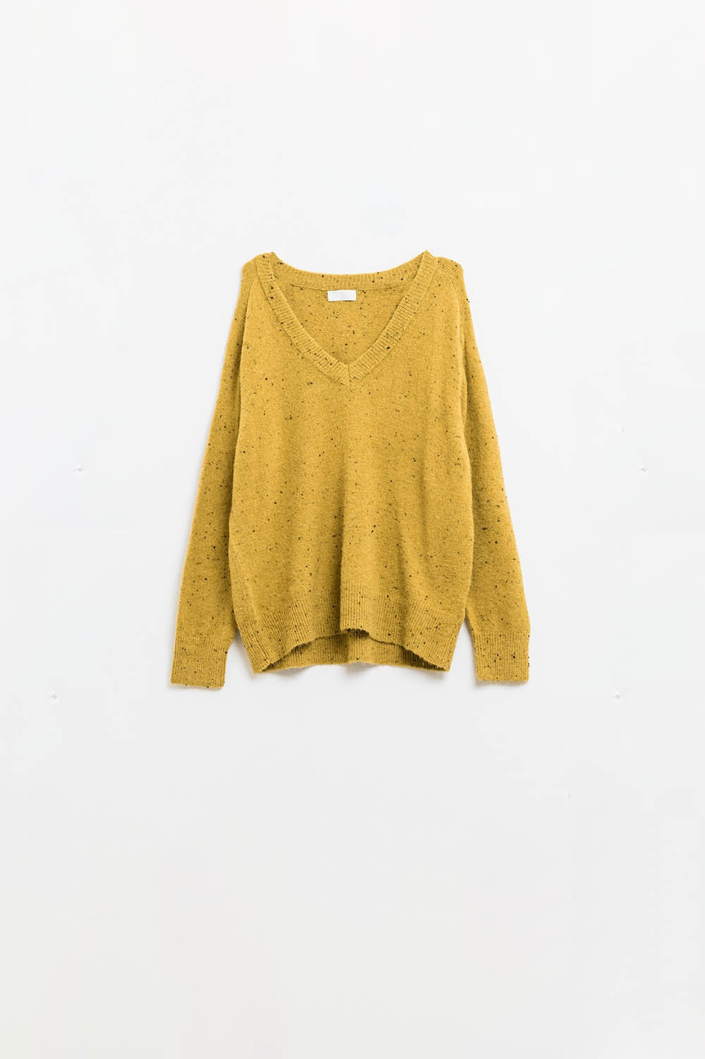 Jersey de punto con mezcla de lana en color amarillo mostaza y textura moteada, sobre fondo blanco.