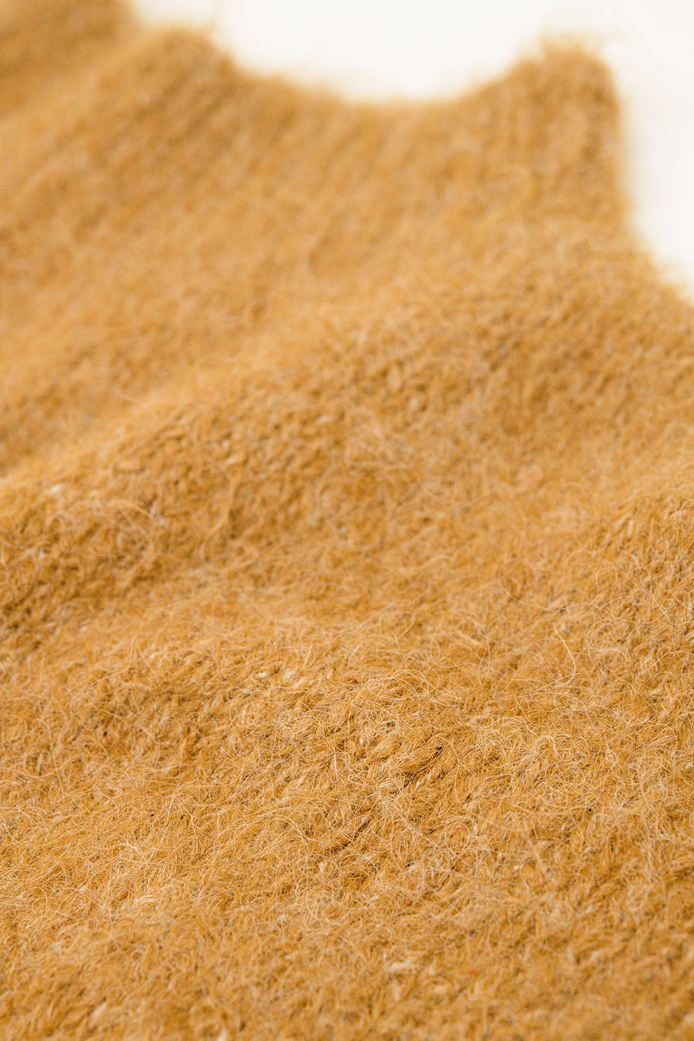 Suéter mullido camel con cuello alto y mangas globo