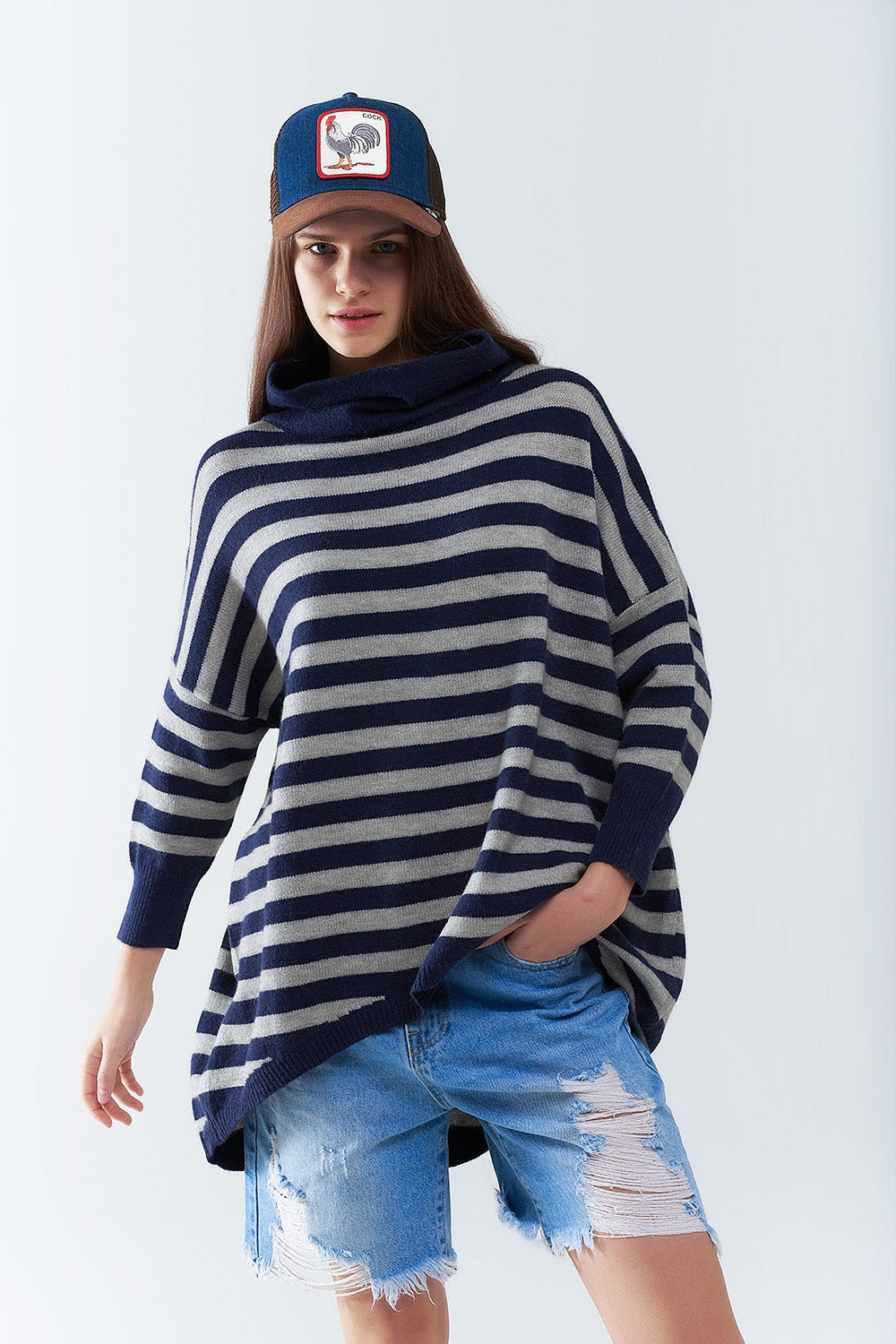 Suéter oversize de cuello alto con alas de murciélago y rayas en azul marino y gris