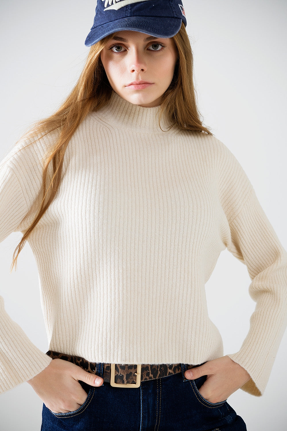 suéter relajado crema acanalado cuello alto