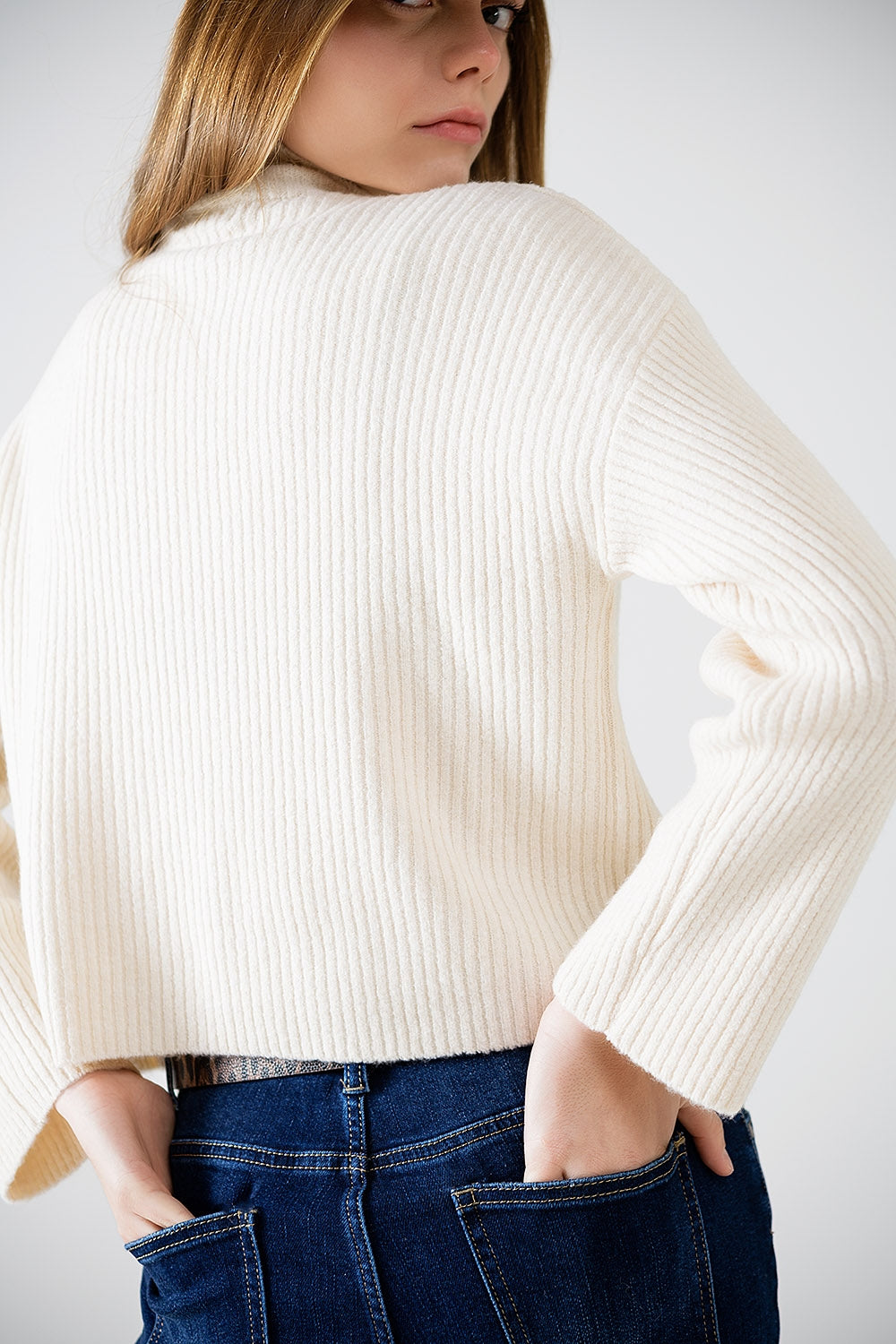 suéter relajado crema acanalado cuello alto