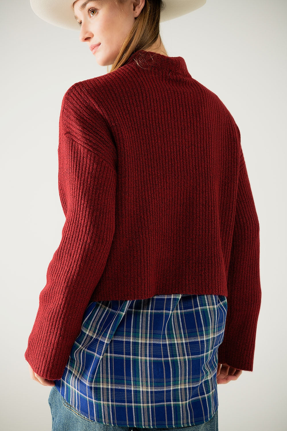 suéter relajado de cuello alto de canalé en color vino