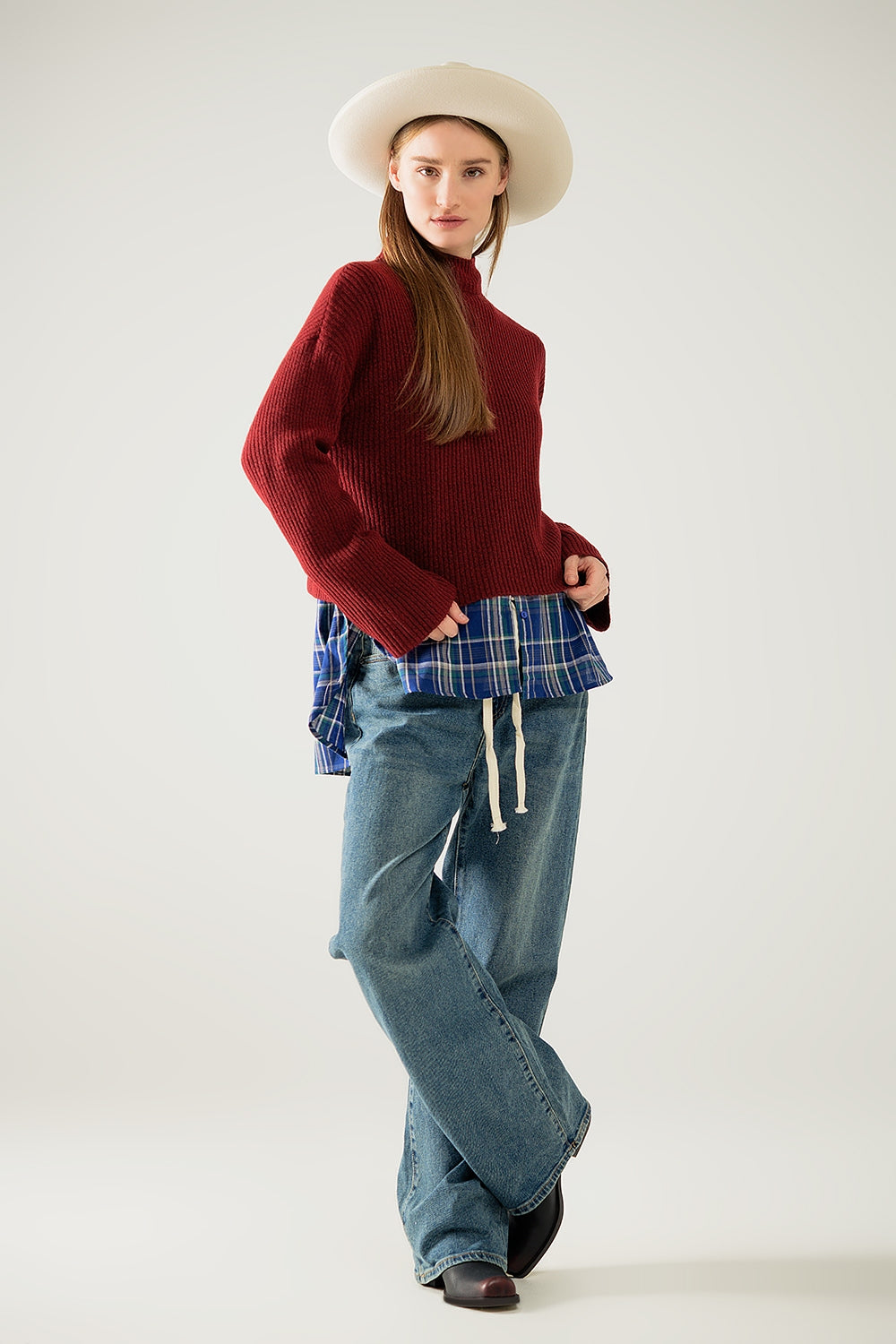 suéter relajado de cuello alto de canalé en color vino