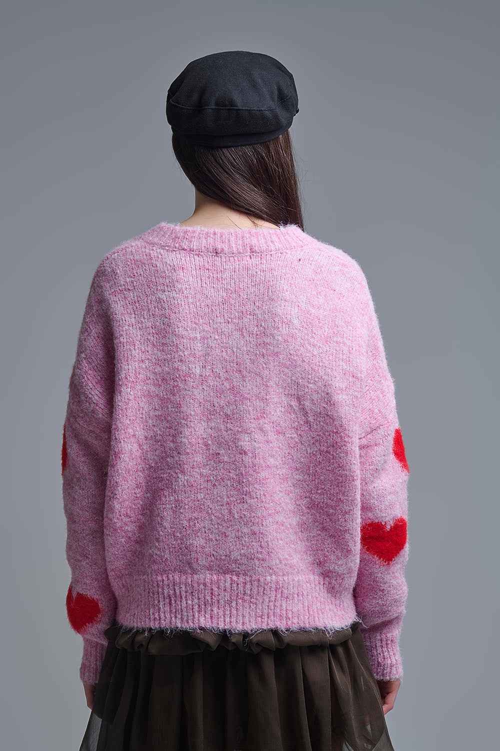 Suéter rosa de manga larga con cuello en V y corazones rojos