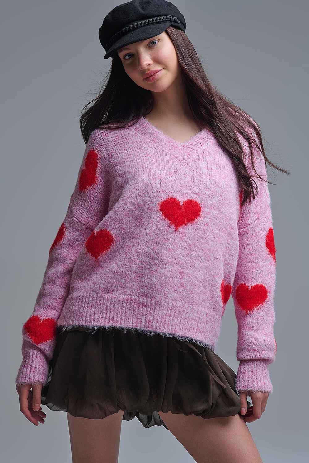 Suéter rosa de manga larga con cuello en V y corazones rojos