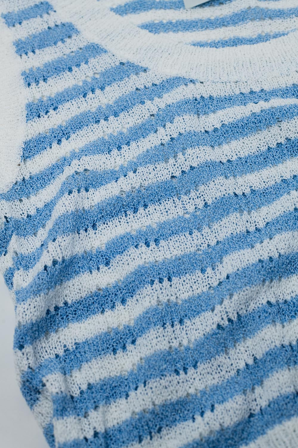 Suéter sin mangas a rayas de punto abierto en azul y blanco