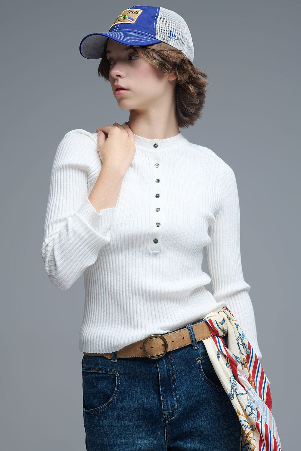 Suéter tipo Henley acanalado de manga larga en blanco