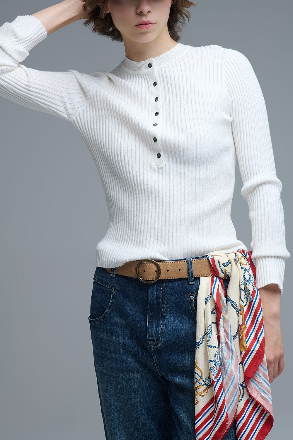 Suéter tipo Henley acanalado de manga larga en blanco