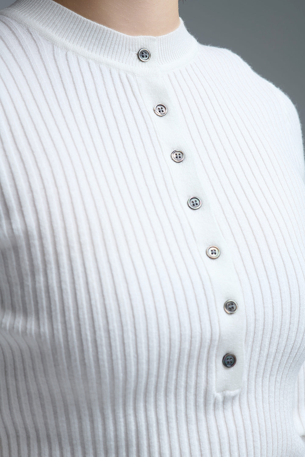 Suéter tipo Henley acanalado de manga larga en blanco