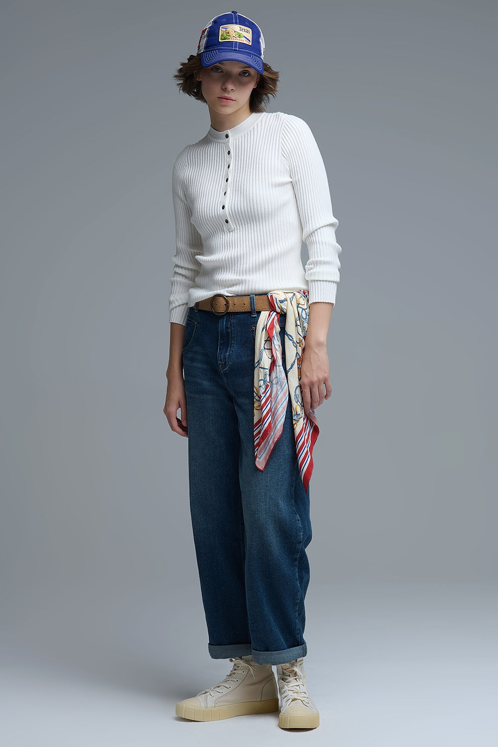 Suéter tipo Henley acanalado de manga larga en blanco