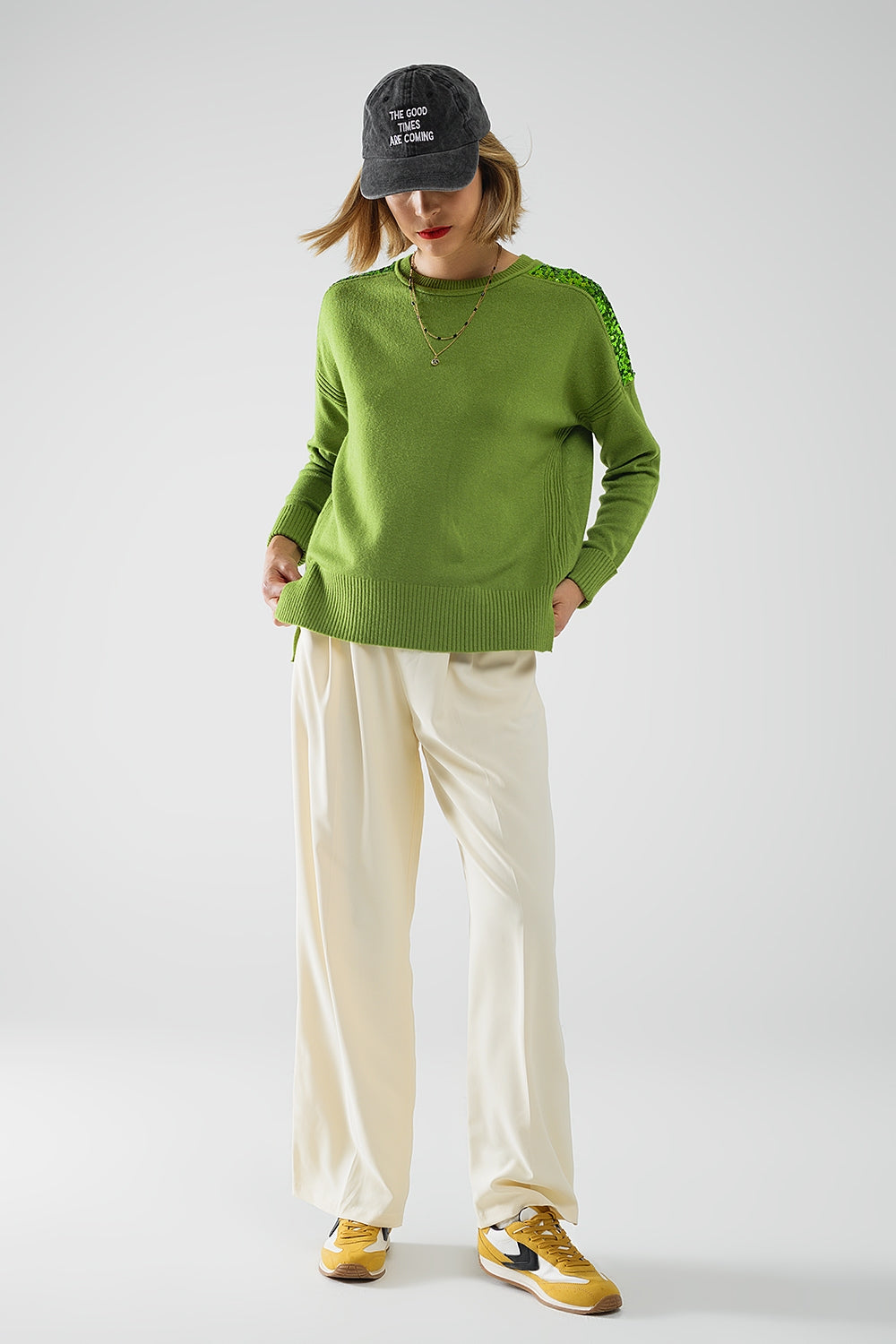 Suéter verde de manga larga con lentejuelas en los hombros