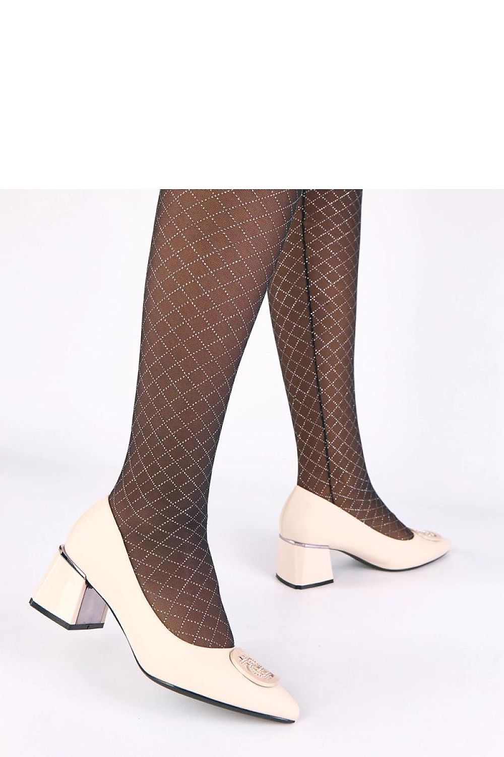  Detalle del tacón cómodo con corte geométrico metalizado espejo en zapato de color crema.