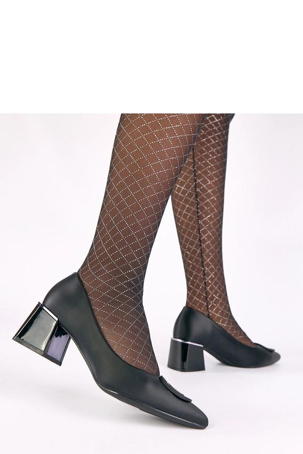  Vista lateral de zapato negro con tacón ancho bajo de 5.5 cm y detalle metalizado geométrico.