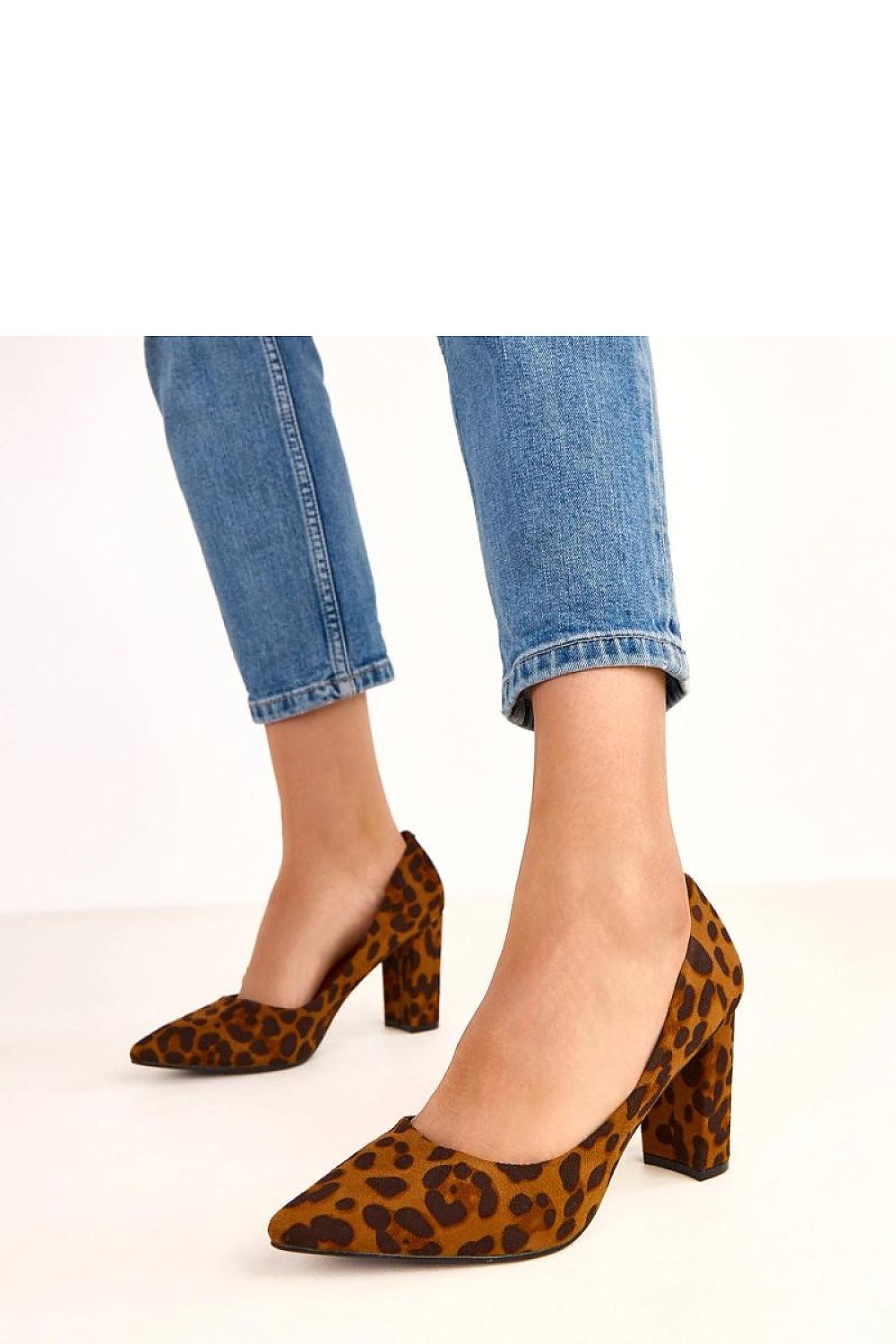  Detalle frontal de zapatos de tacón mujer estampado leopardo con punta fina estilizada y jeans.