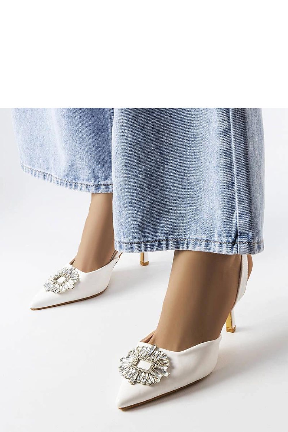 Zapatos de tacón en color blanco tipo slinback para eventos incluye broche de cristal en el frente