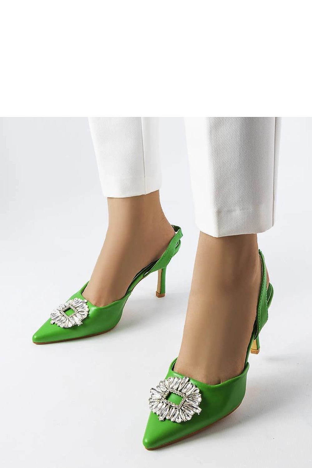 Zapatos de tacón en color verde tipo slinback para eventos con broche brillo