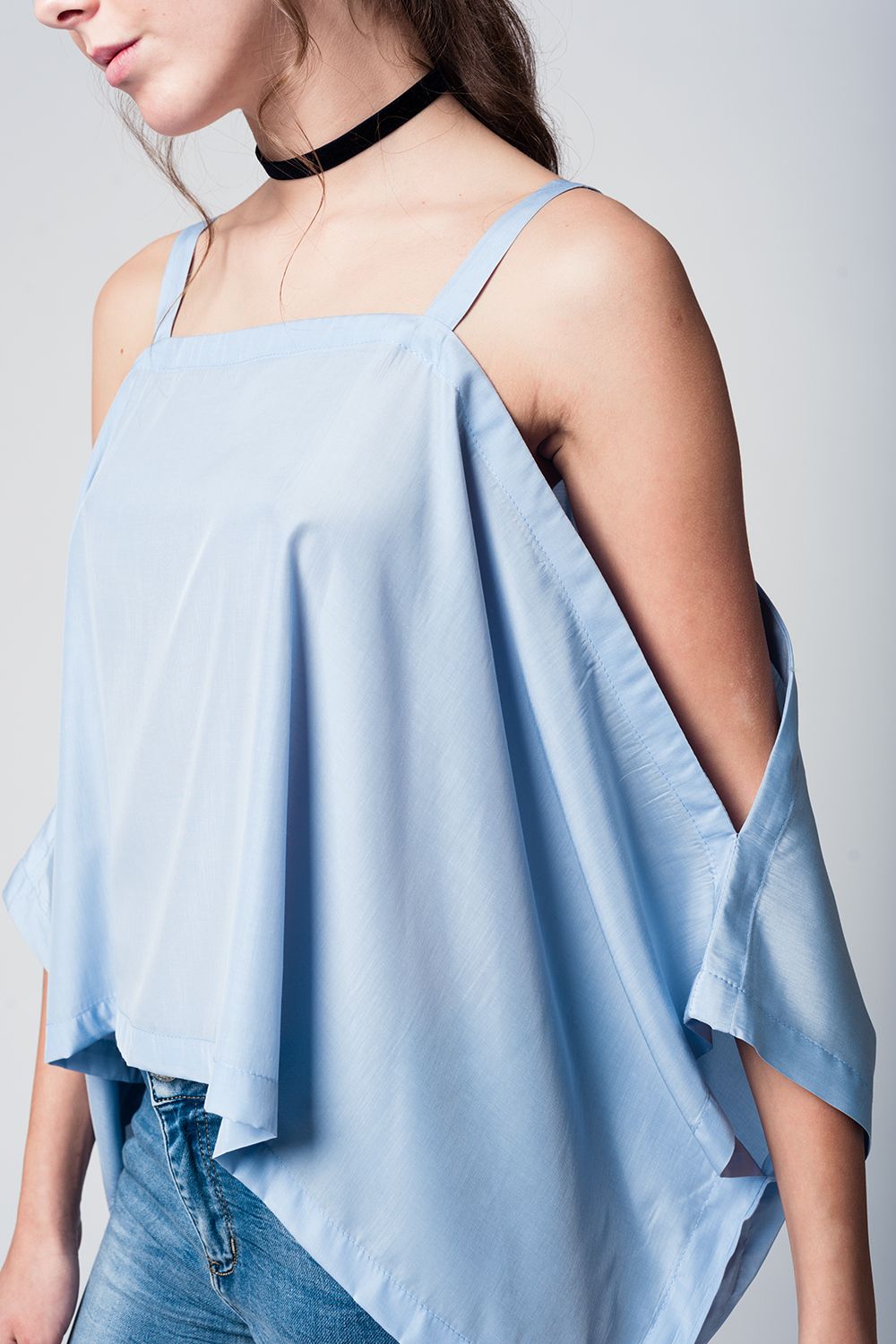 Top azul con hombros al aire