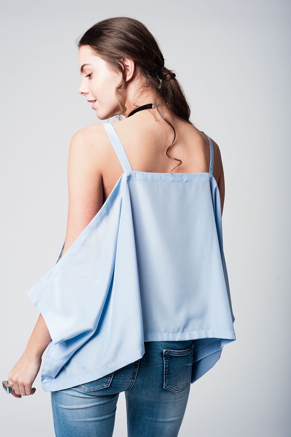 Top azul con hombros al aire