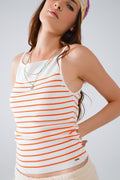 Top blanco con rayas en naranja y tirantes finos