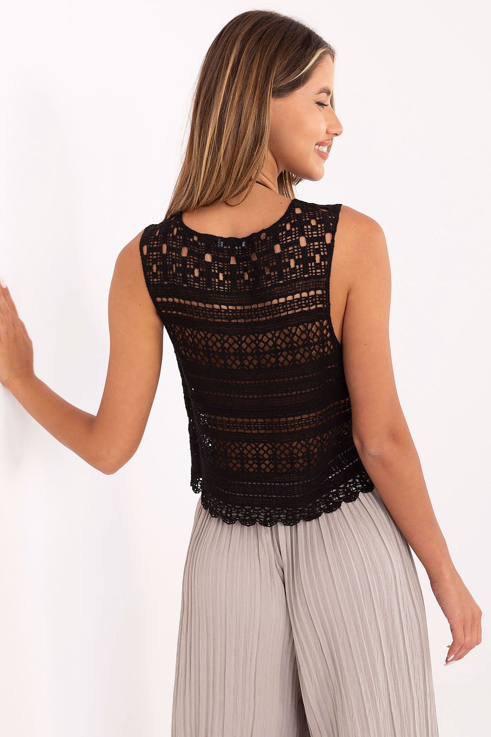 Top boho de encaje negro visto por detrás