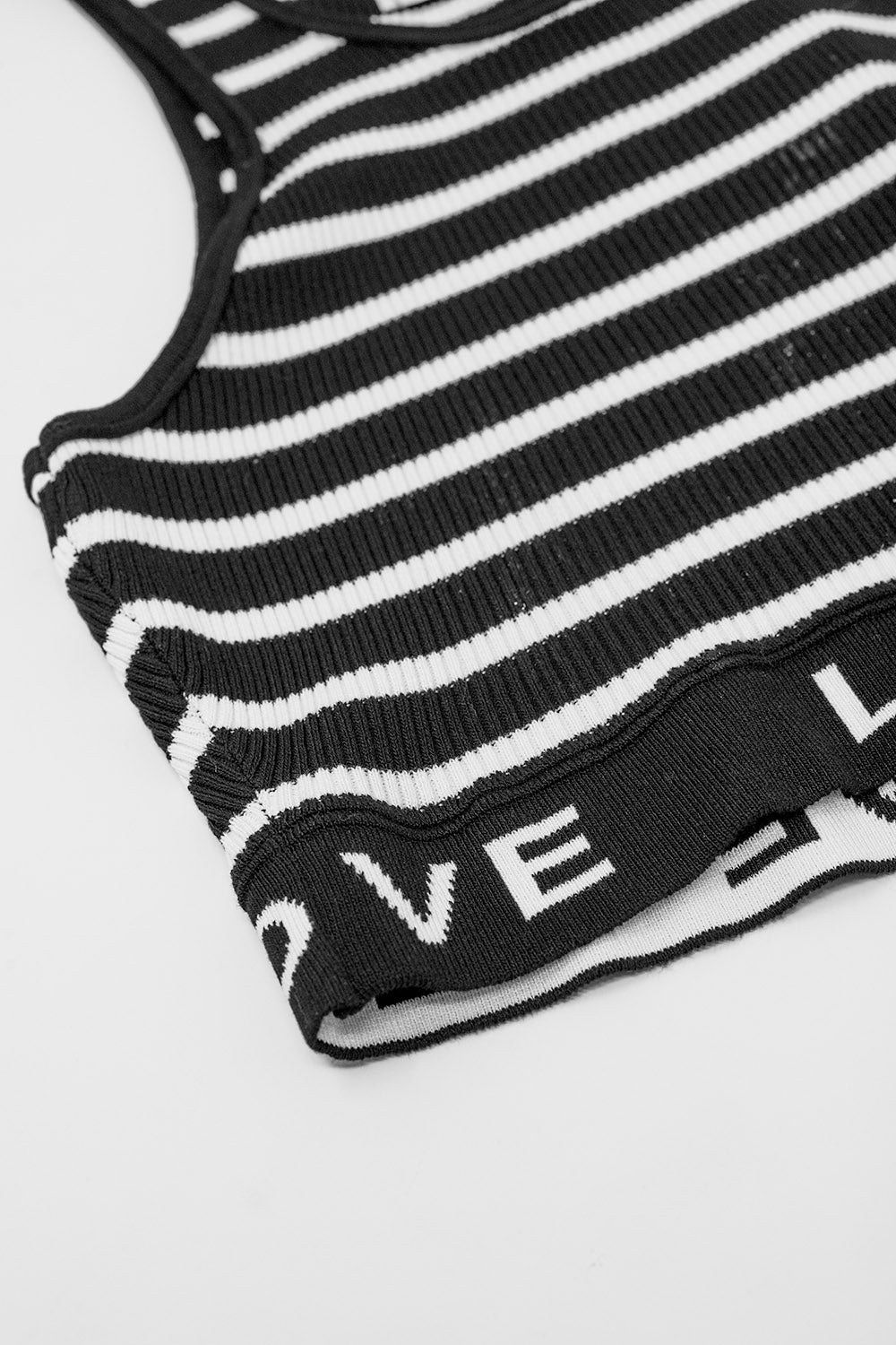 Top corto a rayas con texto Love en negro