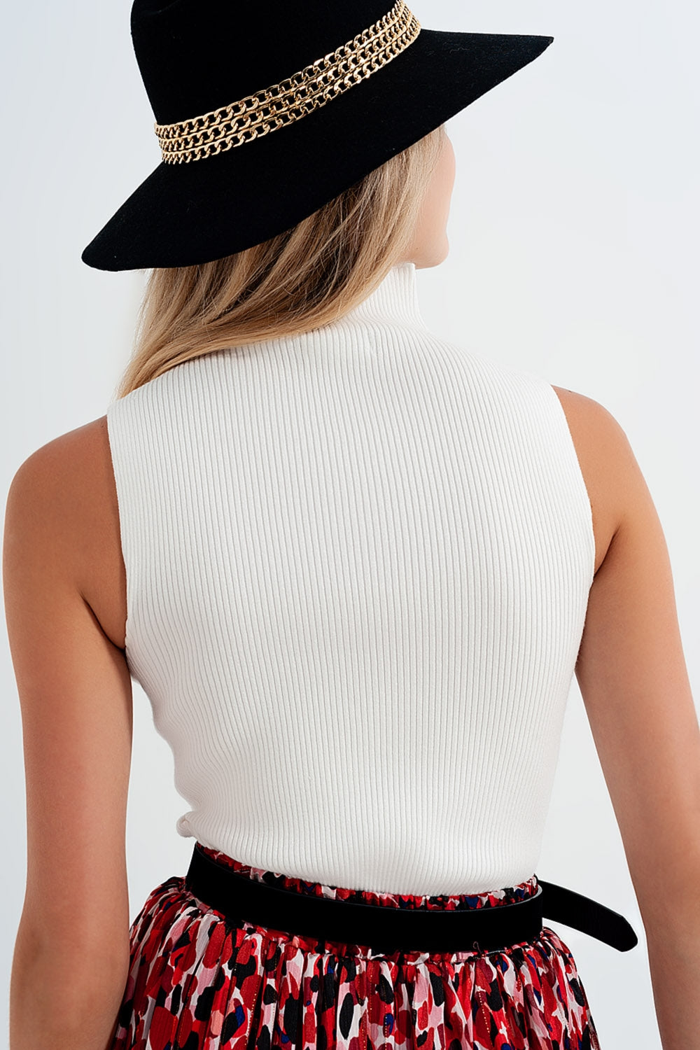 Top crema de punto con cuello alto de punto