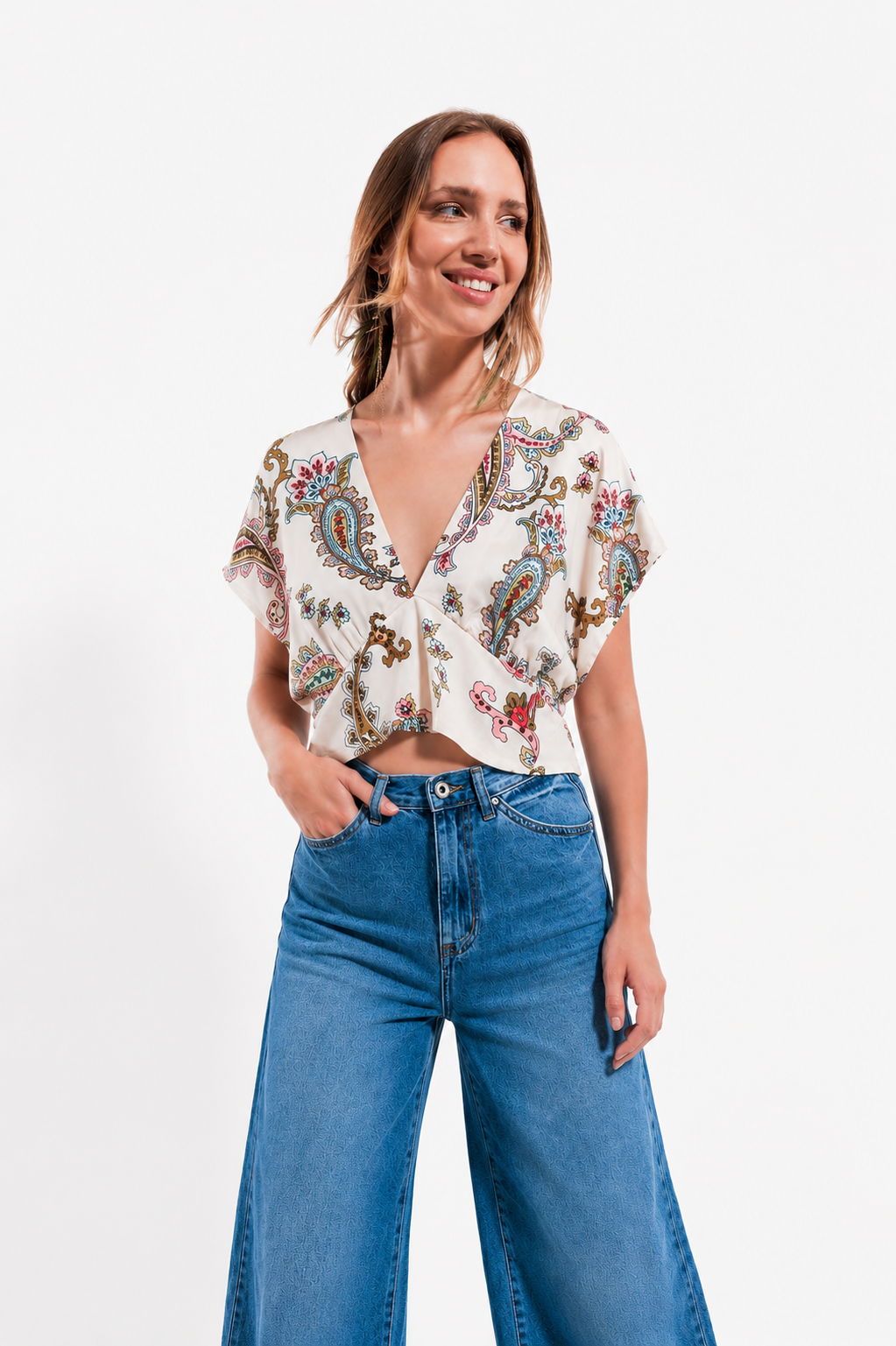 Top corto de viscosa natural 100% con estampado de cachemir.