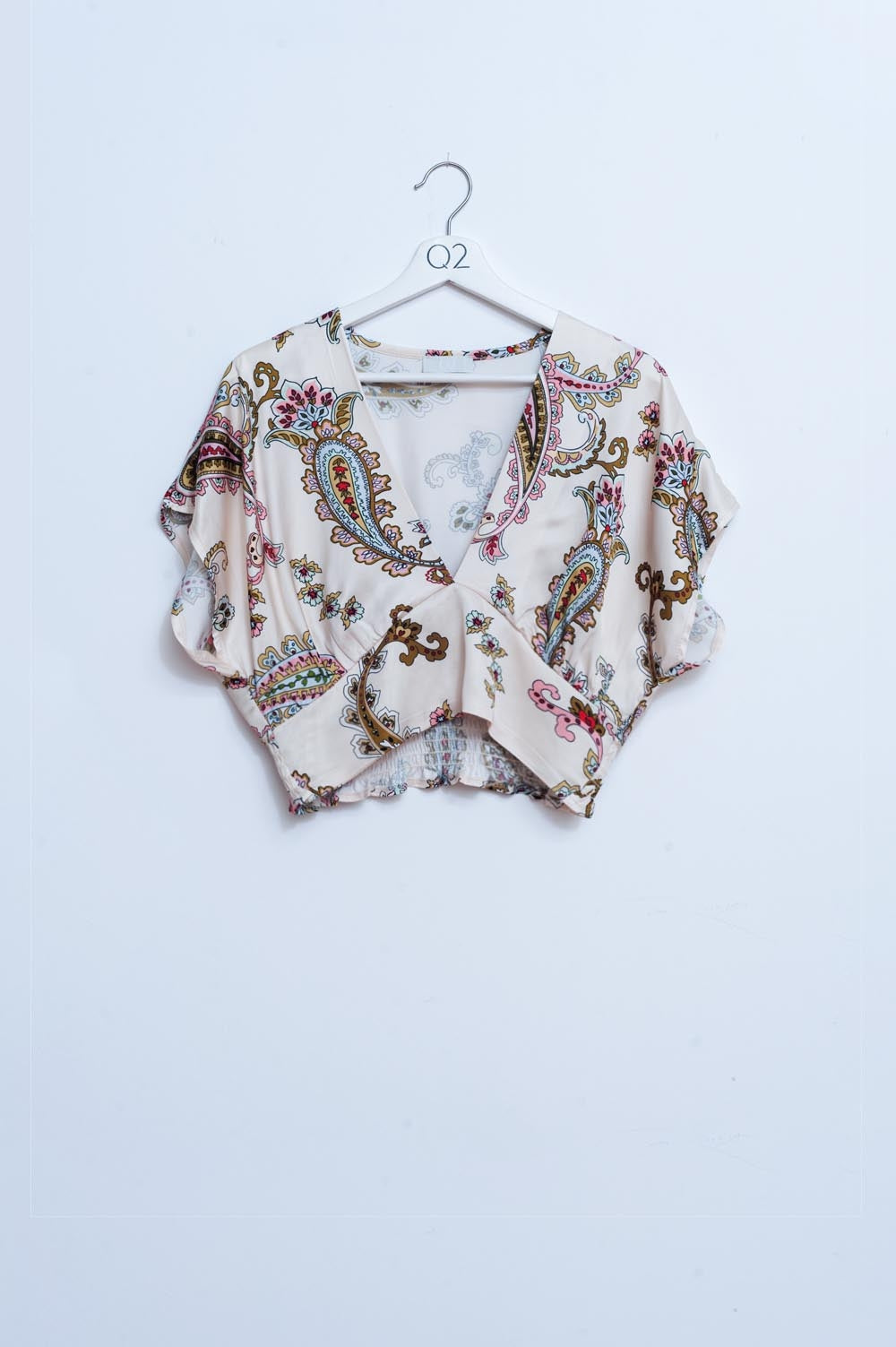 Top corto de viscosa natural 100% con estampado de cachemir.