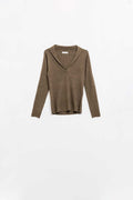 Top de canalé con cuello marrón y mangas largas
