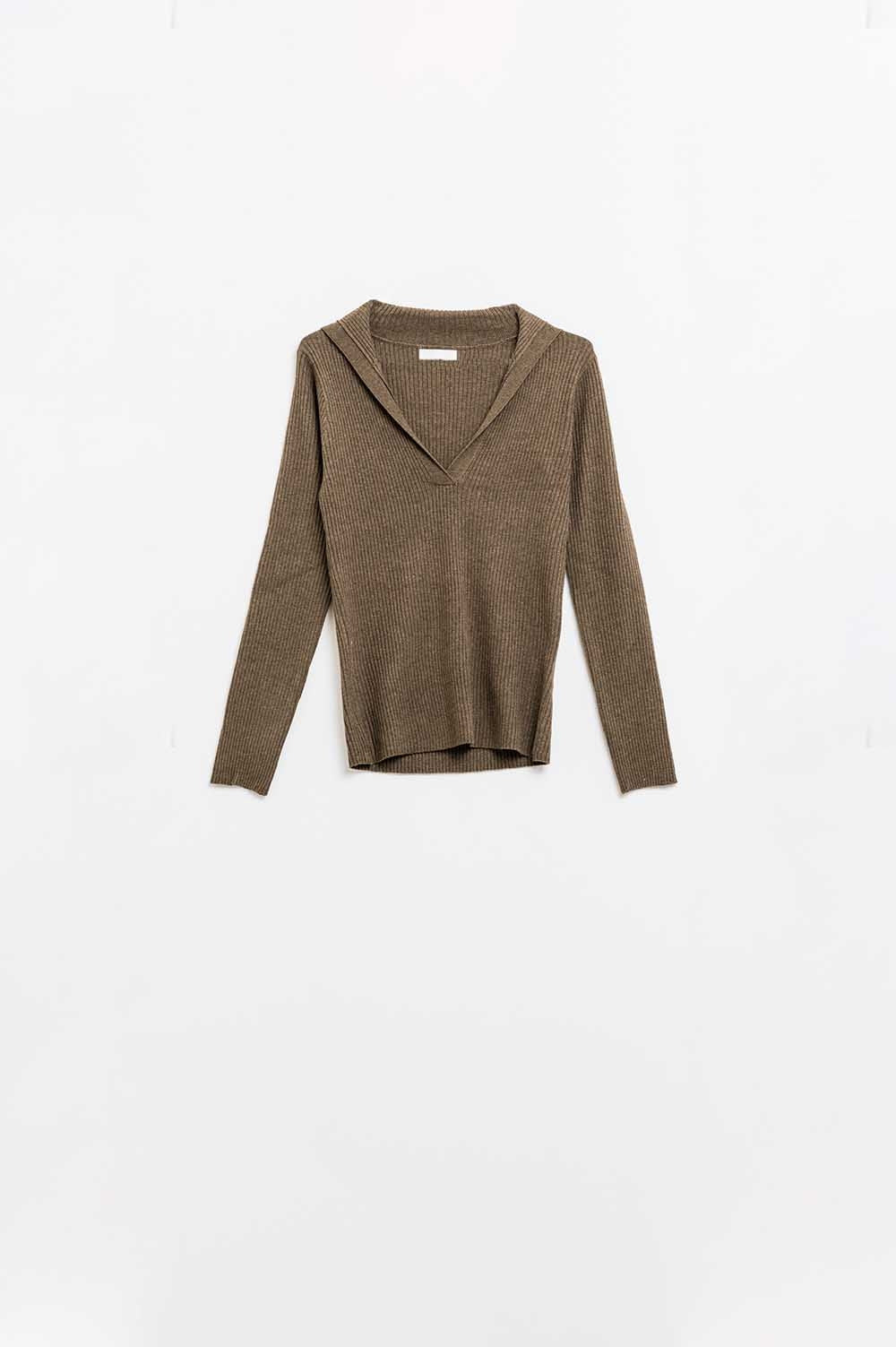 Top de canalé con cuello marrón y mangas largas