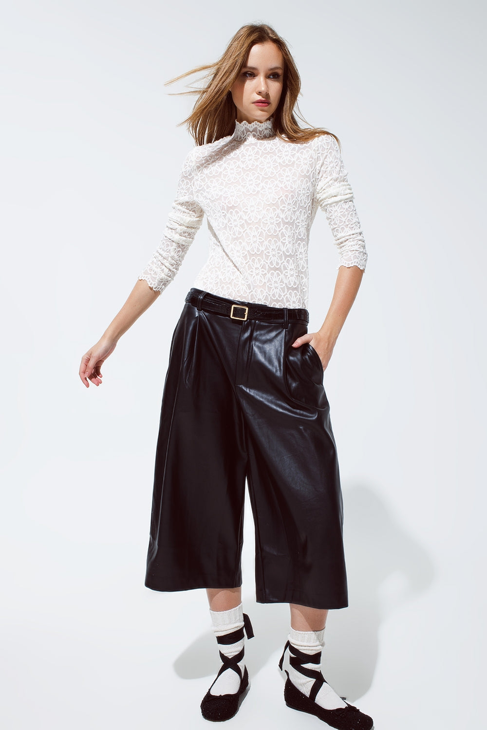 Top de cuello alto con flores bordadas y detalles de festón en blanco