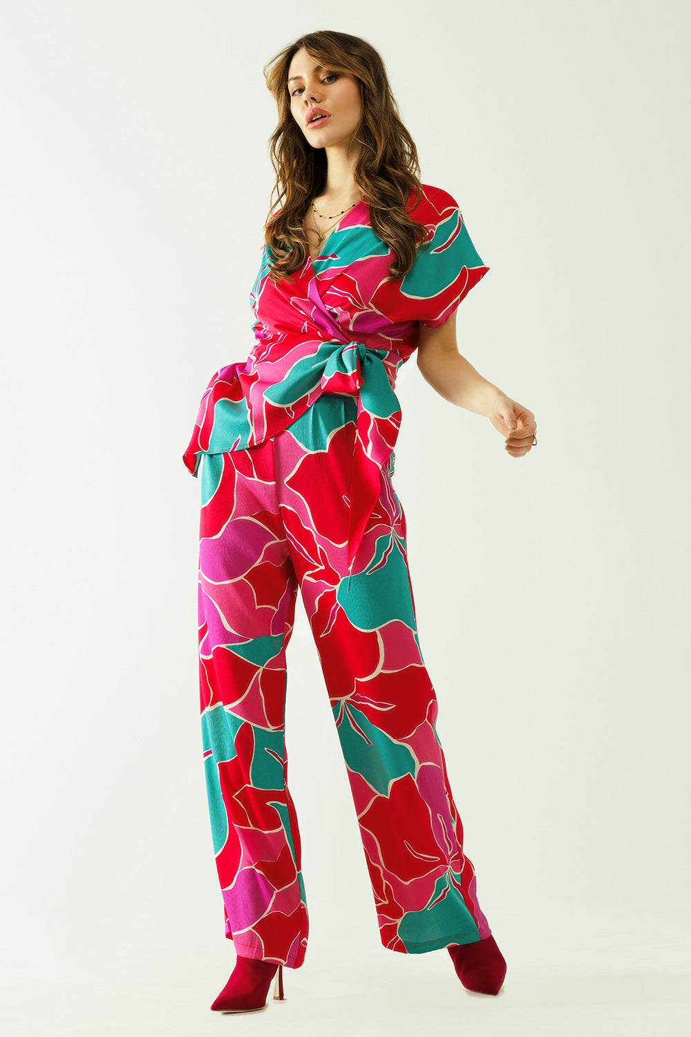 Top de manga corta con diseño floral y detalle de nudo