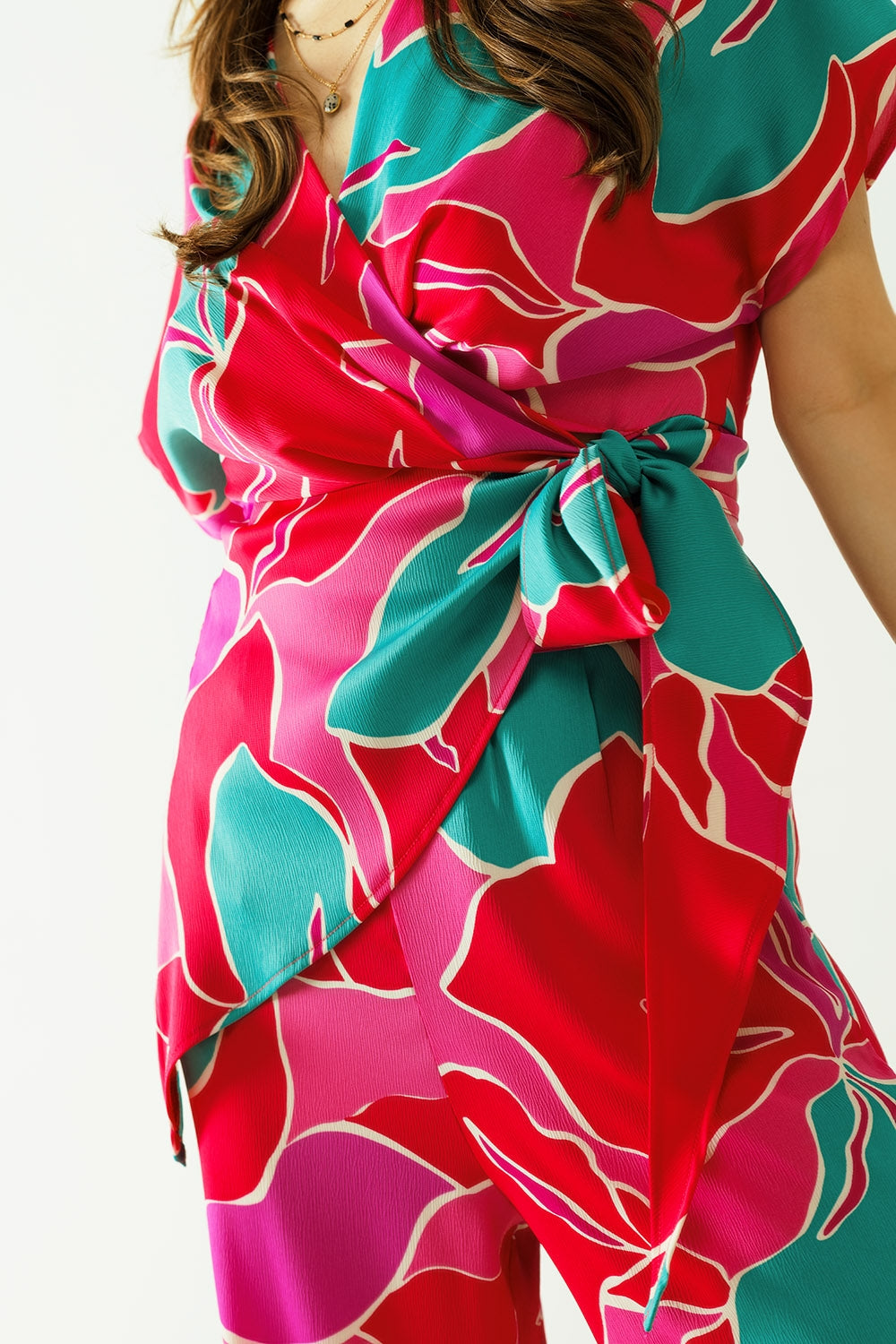 Top de manga corta con diseño floral y detalle de nudo