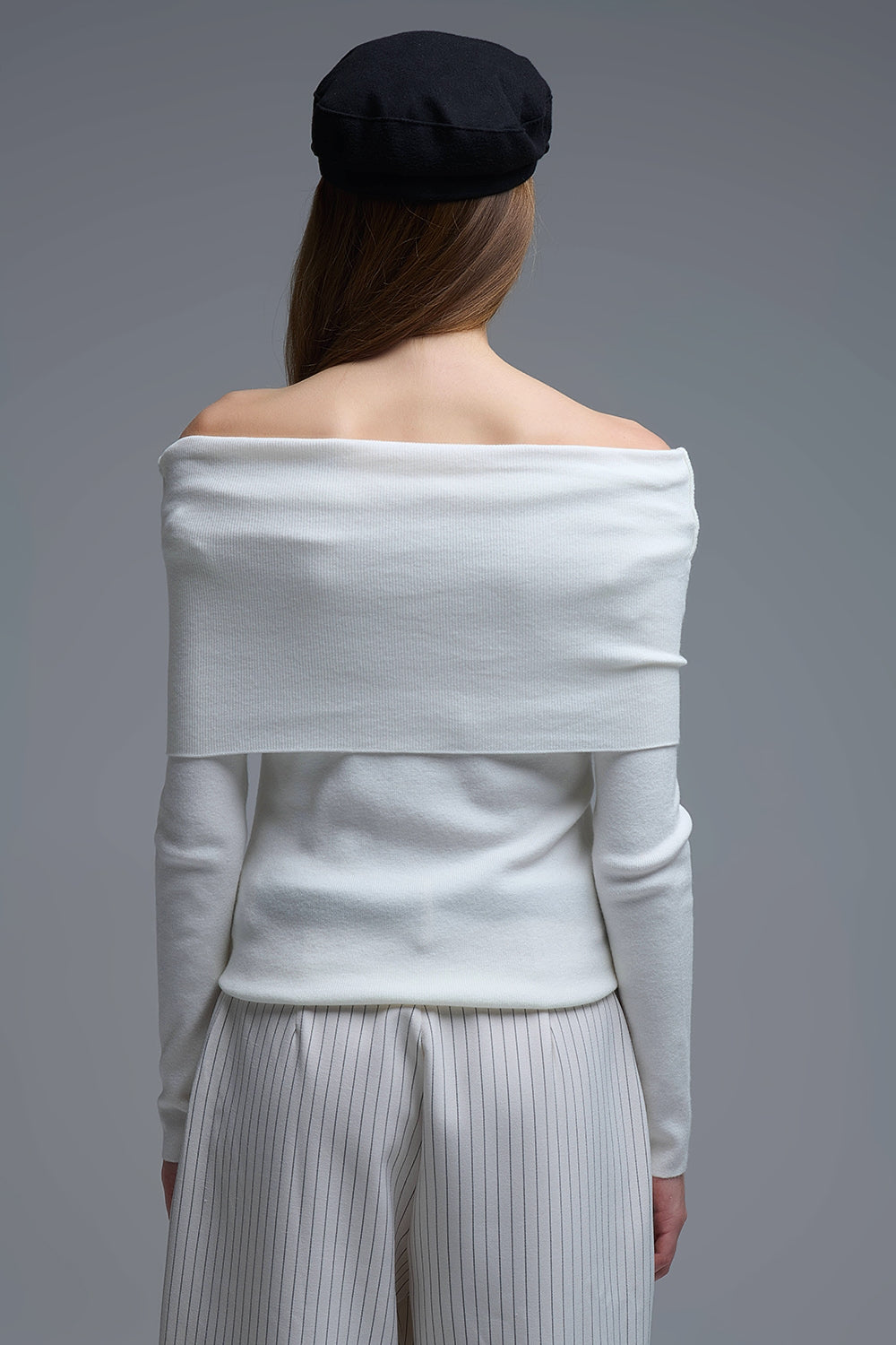 Top de punto con cuello barco y hombros descubiertos en blanco