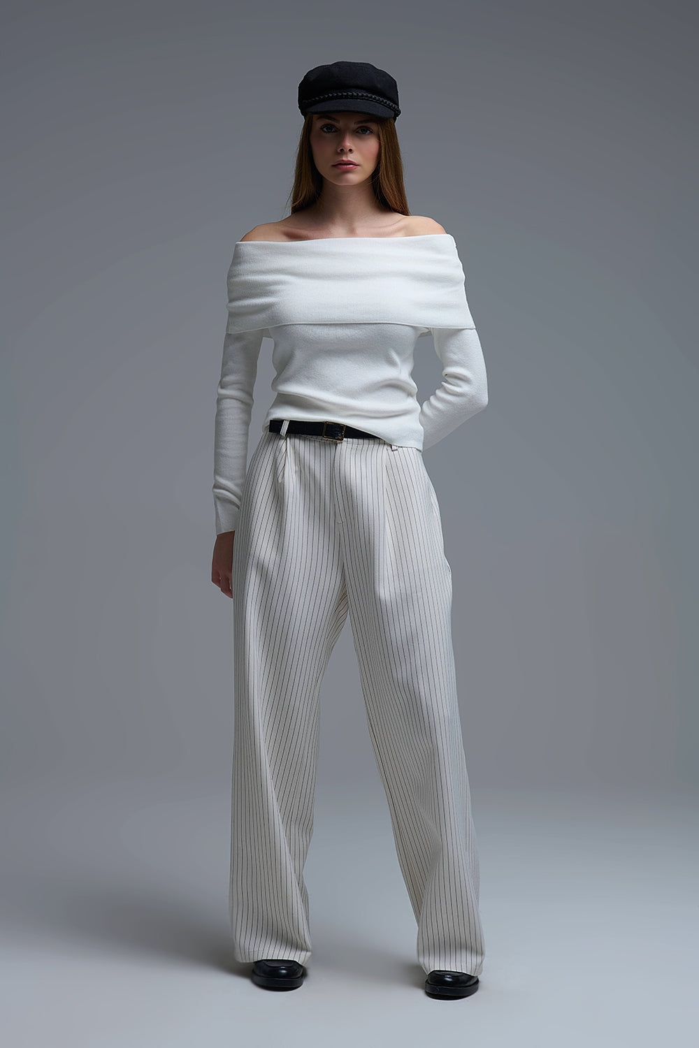 Top de punto con cuello barco y hombros descubiertos en blanco