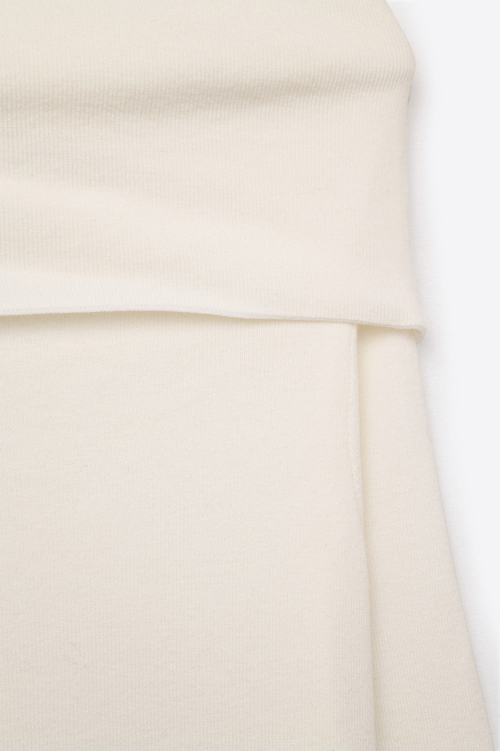 Top de punto con cuello barco y hombros descubiertos en blanco