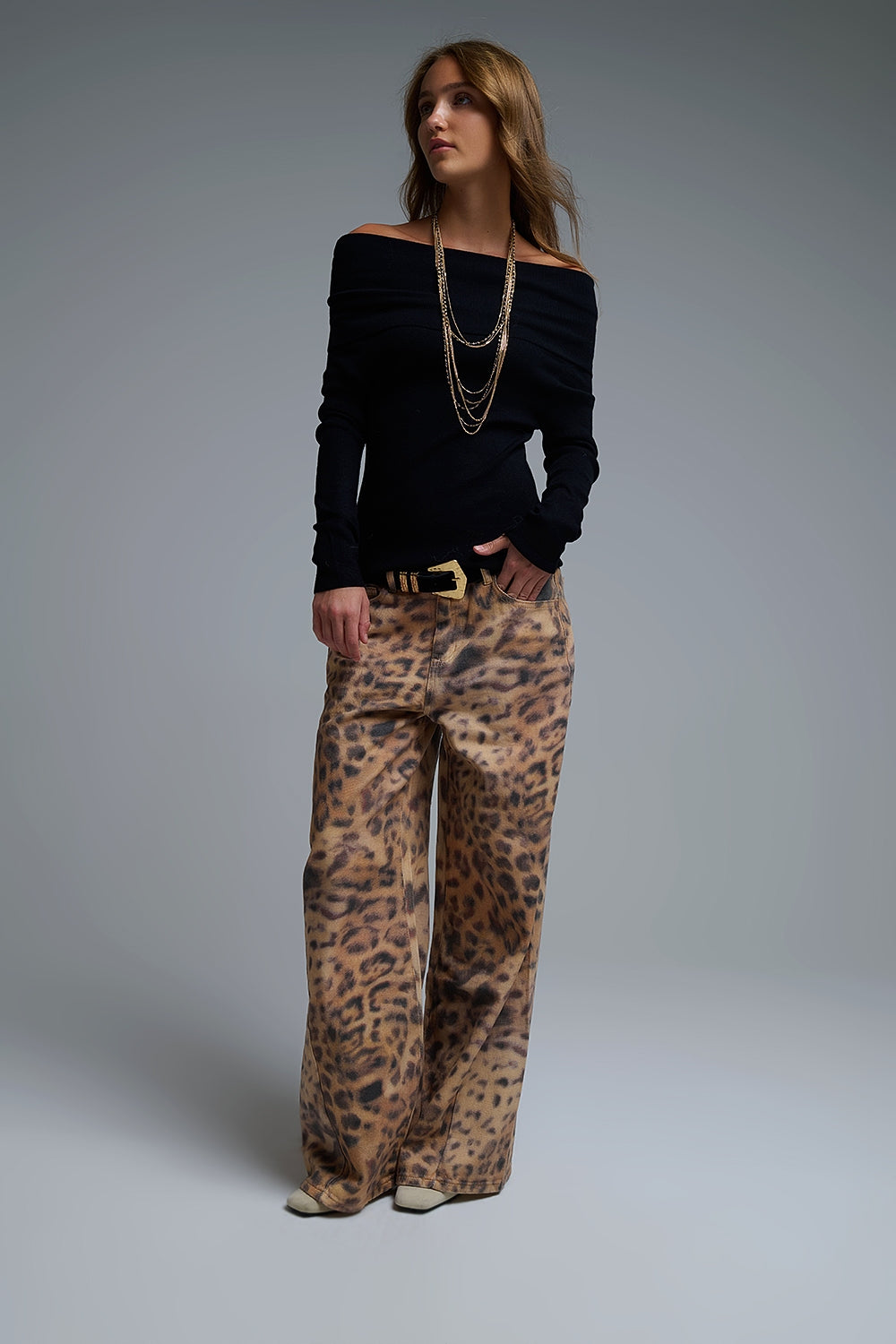 Top de punto con hombros descubiertos y cuello barco en negro