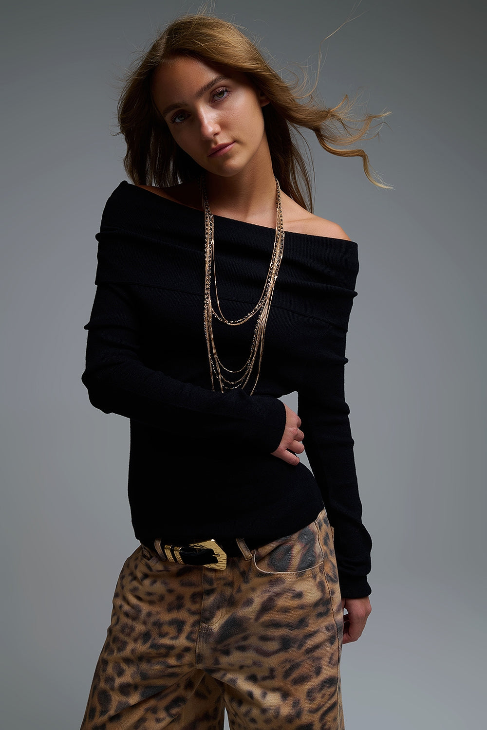 Q2 Top de punto con hombros descubiertos y cuello barco en negro