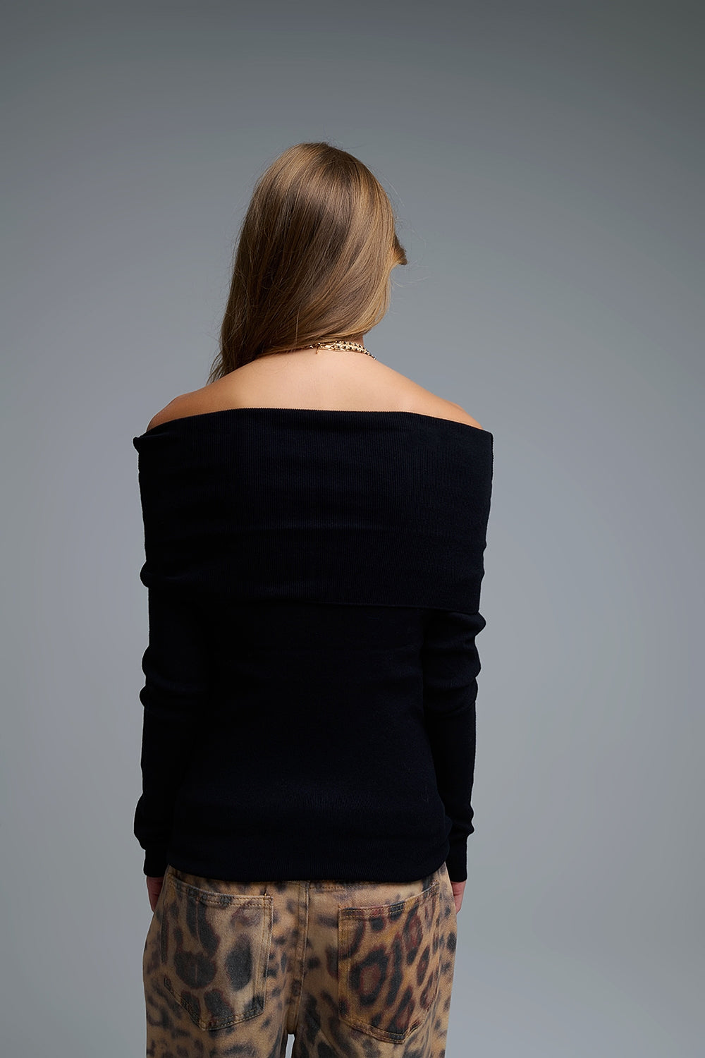 Top de punto con hombros descubiertos y cuello barco en negro