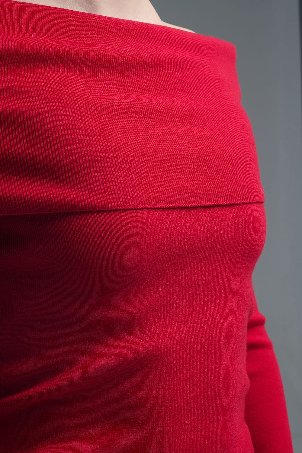 Top de punto rojo con hombros descubiertos