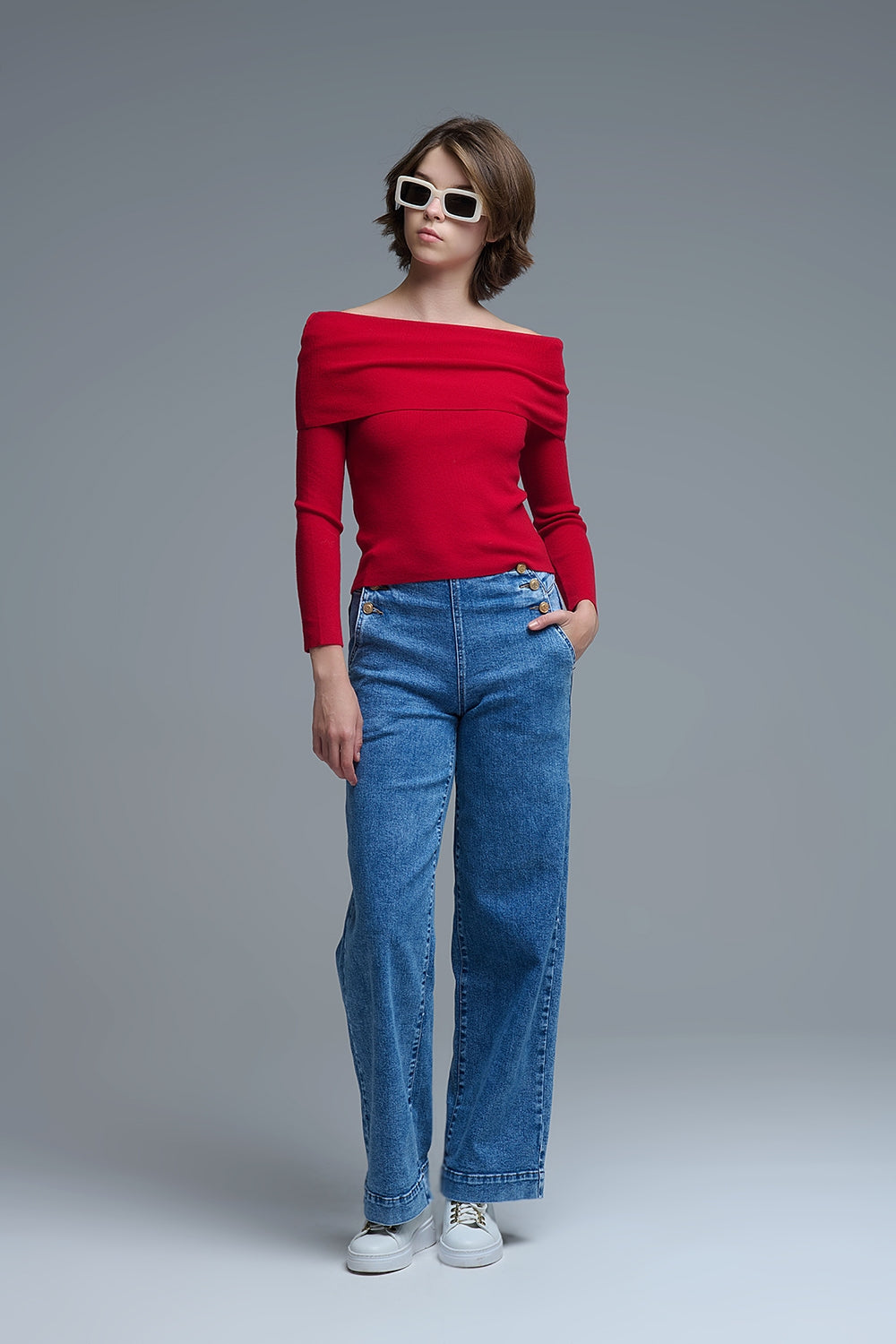 Top de punto rojo con hombros descubiertos